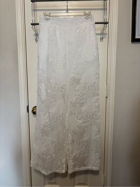 NWOT Chic Me White Floral Jacquard Wide-Leg Pants